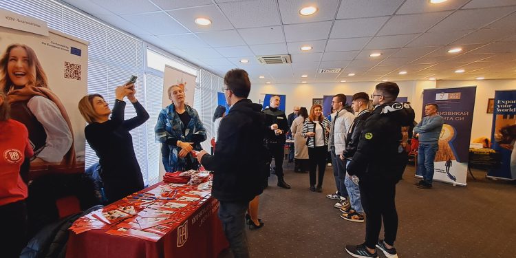 Зрелостници от Кюстендил откриха своето бъдеще на форума „Висше образование в България“