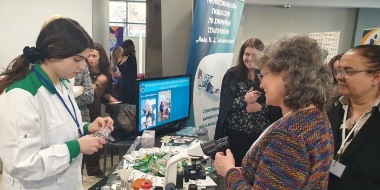 Програмата на МОН „ДОМИНО“ 2 за развитие и надграждане на дуалната система на обучение беше представена на форума „Парад на професиите: Открий таланта си, избери професия“