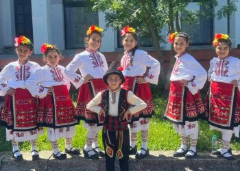 Децата от ОУ „Св. св. Кирил и Методий“ в село Горни Дъбник не искат да си тръгват, като често остават и след часовете