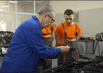 Професионалната гимназия по транспорт и енергетика „Хенри Форд“ в София е най-голямото професионално училище на Балканския полуостров. В него учат над 1200 ученици, съобщава Пресцентърът на МОН