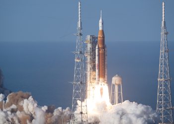 Четирима астронавти полетяха към Луната